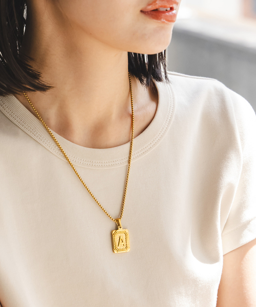 Noble（ノーブル）の「PETIT MOMENTS/プティモーメント Intial Rectangle Pendant Necklace（ネックレス・レディース・ゴールド・FREE）」の2枚目の写真