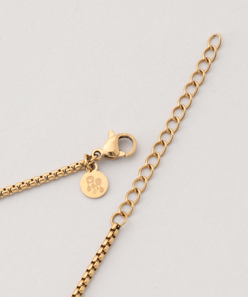 Noble（ノーブル）の「PETIT MOMENTS/プティモーメント Intial Rectangle Pendant Necklace（ネックレス・レディース・ゴールド・FREE）」の8枚目の写真