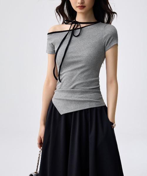 &soiree(アンドソワレ)の「ワンショルダーチョーカー風タイトトップス(Tシャツ/カットソー・レディース・ホワイト/グレー・SMALL/MEDIUM/LARGE)」の2枚目の写真