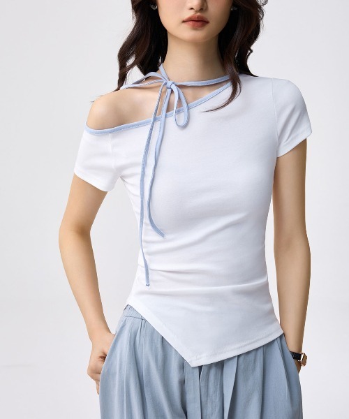 &soiree(アンドソワレ)の「ワンショルダーチョーカー風タイトトップス(Tシャツ/カットソー・レディース・ホワイト/グレー・SMALL/MEDIUM/LARGE)」の1枚目の写真