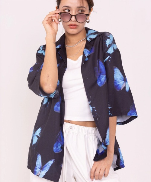 WYZ wear(ダブリューワイジィーウェア)の「オーバーサイズ総柄開襟アロハシャツ/花柄/蝶々柄/フラワーバタフライ/ユニセックス(シャツ/ブラウス・メンズ・ブラック/アイボリー/ブラック系その他/ホワイト・M/L/XL)」の3枚目の写真