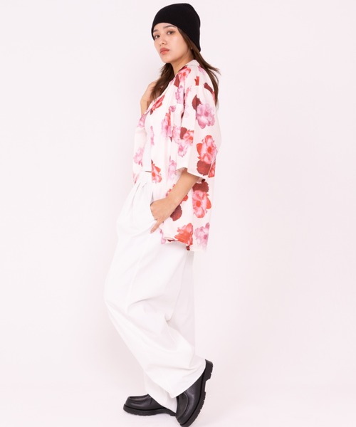 WYZ wear(ダブリューワイジィーウェア)の「オーバーサイズ総柄開襟アロハシャツ/花柄/蝶々柄/フラワーバタフライ/ユニセックス(シャツ/ブラウス・メンズ・ブラック/アイボリー/ブラック系その他/ホワイト・M/L/XL)」の16枚目の写真