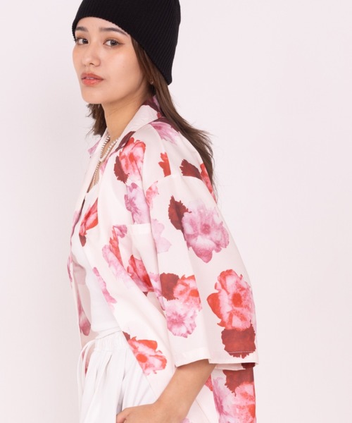 WYZ wear(ダブリューワイジィーウェア)の「オーバーサイズ総柄開襟アロハシャツ/花柄/蝶々柄/フラワーバタフライ/ユニセックス(シャツ/ブラウス・メンズ・ブラック/アイボリー/ブラック系その他/ホワイト・M/L/XL)」の15枚目の写真