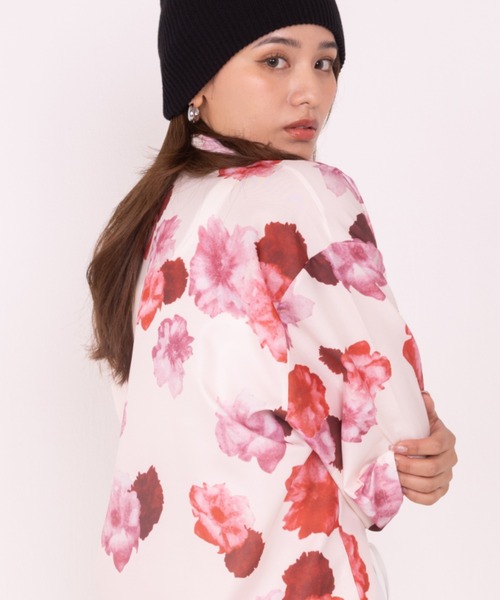 WYZ wear(ダブリューワイジィーウェア)の「オーバーサイズ総柄開襟アロハシャツ/花柄/蝶々柄/フラワーバタフライ/ユニセックス(シャツ/ブラウス・メンズ・ブラック/アイボリー/ブラック系その他/ホワイト・M/L/XL)」の11枚目の写真