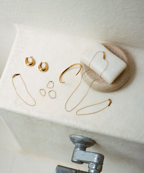 by Preek(バイプリーク)の「<33×by Preek>ボリューム フープ ピアス(ピアス(両耳用)・レディース・ゴールド・FREE)」の9枚目の写真