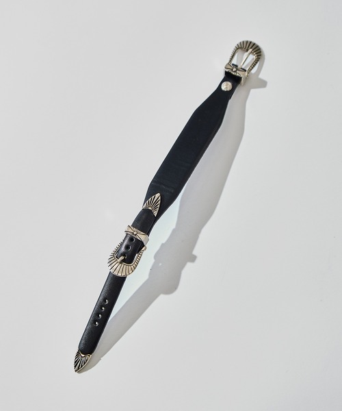 STUDIOUS(ステュディオス)の「【TOGA PULLA/トーガプルラ】Narrow double buckle bangle/ナローダブルバックルバングル(バングル/リストバンド・レディース・ブラック・FREE)」の2枚目の写真