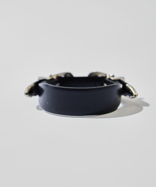 STUDIOUS(ステュディオス)の「【TOGA PULLA/トーガプルラ】Narrow double buckle bangle/ナローダブルバックルバングル(バングル/リストバンド・レディース・ブラック・FREE)」の4枚目の写真