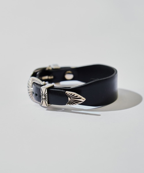 STUDIOUS(ステュディオス)の「【TOGA PULLA/トーガプルラ】Narrow double buckle bangle/ナローダブルバックルバングル(バングル/リストバンド・レディース・ブラック・FREE)」の3枚目の写真