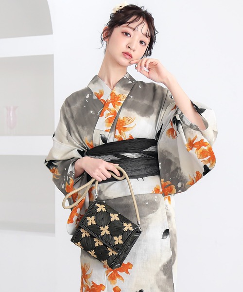 kimonomachi(キモノマチ)の「クロシェ編み かごバッグ ショルダーバッグ 花モチーフ 浴衣 夏祭り 花火大会 フラップ レディース 生成り色・墨黒色(ショルダーバッグ・レディース・キナリ/スミクロ・ONE SIZE)」の8枚目の写真