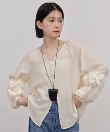袖刺繍Vネックブラウス