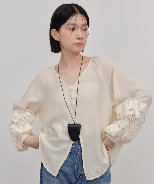 Shelly island(シェリーアイランド)の「袖刺繍Vネックブラウス(シャツ/ブラウス・レディース・ホワイト/ベージュ・FREE)」の1枚目の写真