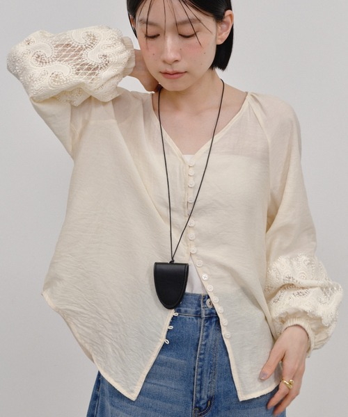 Shelly island(シェリーアイランド)の「袖刺繍Vネックブラウス(シャツ/ブラウス・レディース・ホワイト/ベージュ・FREE)」の3枚目の写真