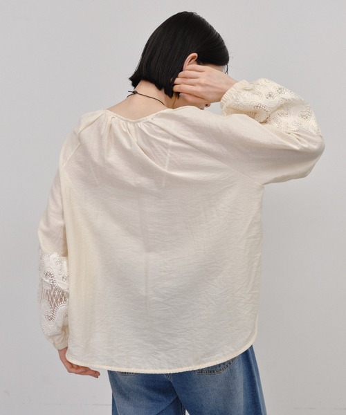 Shelly island(シェリーアイランド)の「袖刺繍Vネックブラウス(シャツ/ブラウス・レディース・ホワイト/ベージュ・FREE)」の7枚目の写真