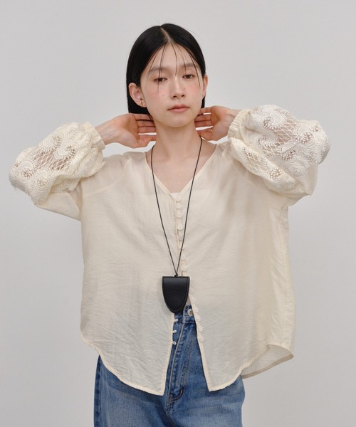 Shelly island(シェリーアイランド)の「袖刺繍Vネックブラウス(シャツ/ブラウス・レディース・ホワイト/ベージュ・FREE)」の4枚目の写真