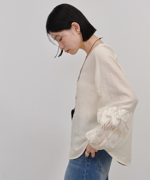 Shelly island(シェリーアイランド)の「袖刺繍Vネックブラウス(シャツ/ブラウス・レディース・ホワイト/ベージュ・FREE)」の6枚目の写真