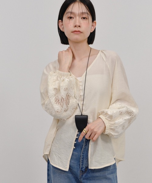 Shelly island(シェリーアイランド)の「袖刺繍Vネックブラウス(シャツ/ブラウス・レディース・ホワイト/ベージュ・FREE)」の8枚目の写真