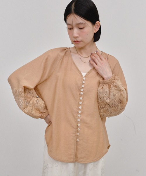 Shelly island(シェリーアイランド)の「袖刺繍Vネックブラウス(シャツ/ブラウス・レディース・ホワイト/ベージュ・FREE)」の15枚目の写真