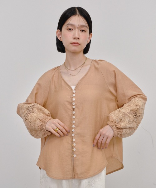 Shelly island(シェリーアイランド)の「袖刺繍Vネックブラウス(シャツ/ブラウス・レディース・ホワイト/ベージュ・FREE)」の16枚目の写真