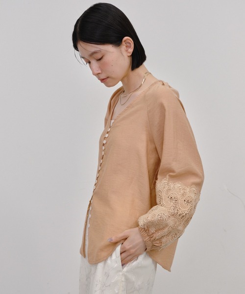 Shelly island(シェリーアイランド)の「袖刺繍Vネックブラウス(シャツ/ブラウス・レディース・ホワイト/ベージュ・FREE)」の17枚目の写真