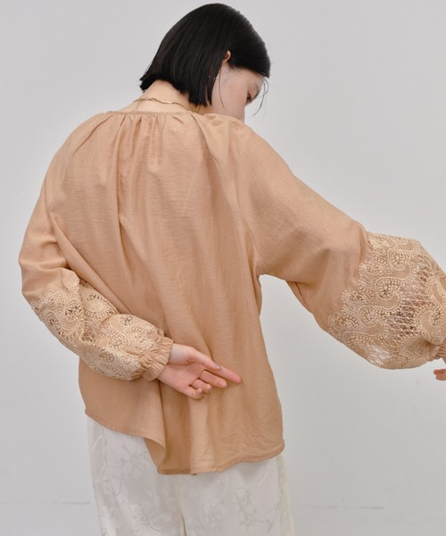 Shelly island(シェリーアイランド)の「袖刺繍Vネックブラウス(シャツ/ブラウス・レディース・ホワイト/ベージュ・FREE)」の18枚目の写真