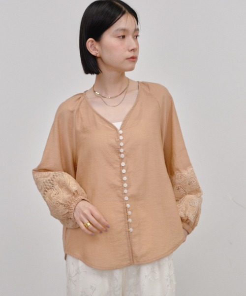 Shelly island(シェリーアイランド)の「袖刺繍Vネックブラウス(シャツ/ブラウス・レディース・ホワイト/ベージュ・FREE)」の19枚目の写真