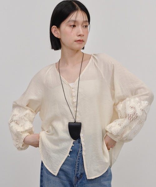Shelly island(シェリーアイランド)の「袖刺繍Vネックブラウス(シャツ/ブラウス・レディース・ホワイト/ベージュ・FREE)」の5枚目の写真