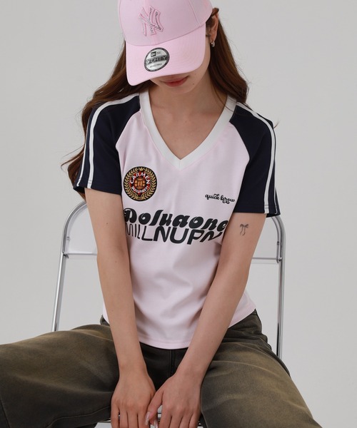 FUNALIVE(ファンアライブ)の「ABETTOR ツートンカラーVネックラグラン肩ライン入りチーム風プリントロゴSS/T 半袖(Tシャツ/カットソー・レディース・ピンク/ネイビー・FREE)」の1枚目の写真