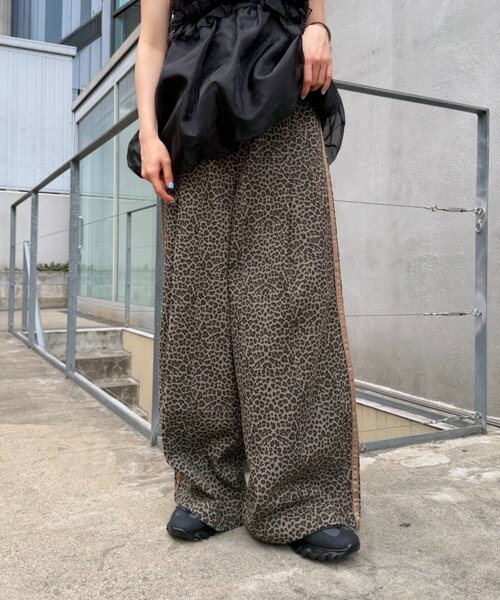 w closet(ダブルクローゼット)の「レオパードラインパンツ(その他パンツ・レディース・カーキ/ブラウン・MEDIUM/SMALL)」の3枚目の写真