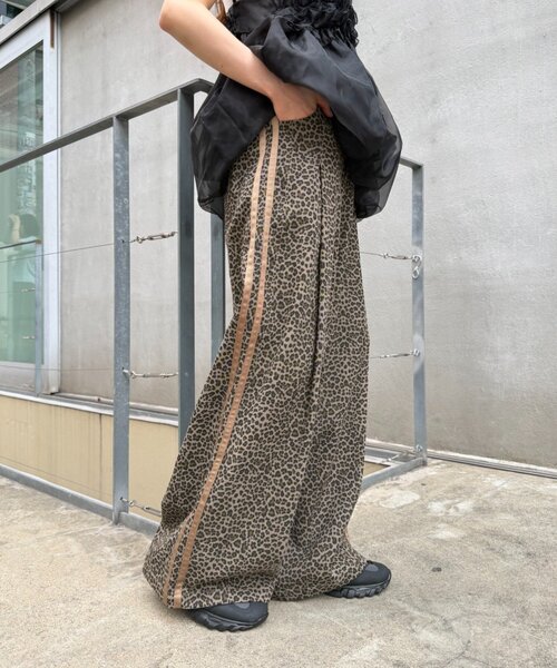 w closet(ダブルクローゼット)の「レオパードラインパンツ(その他パンツ・レディース・カーキ/ブラウン・MEDIUM/SMALL)」の3枚目の写真