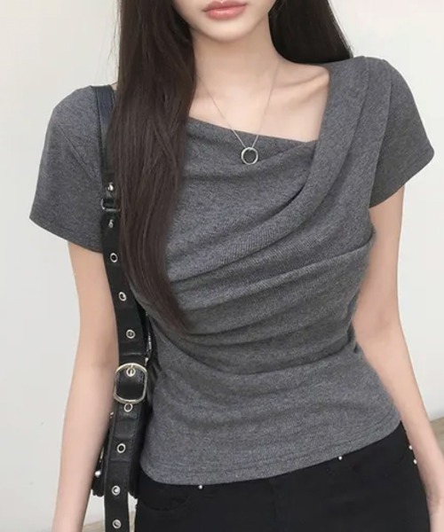 Emilie(エミリー)の「ドレープネック リブ 半袖トップス(Tシャツ/カットソー・レディース・アイボリー/ブラック/グレー/チャコールグレー・FREE)」の3枚目の写真