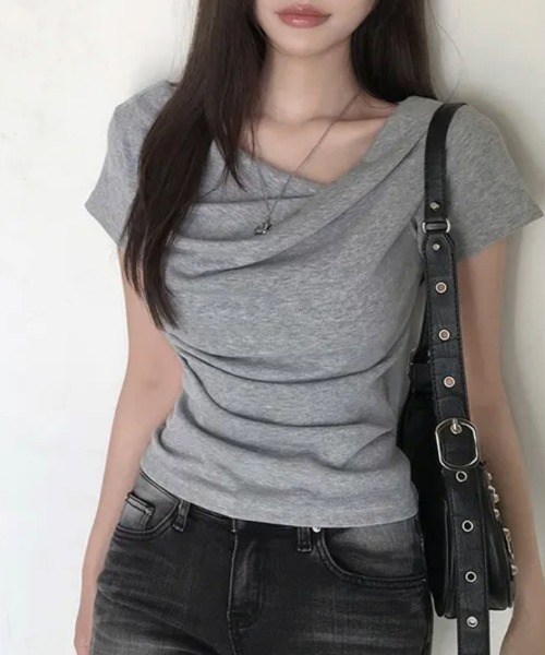 Emilie(エミリー)の「ドレープネック リブ 半袖トップス(Tシャツ/カットソー・レディース・アイボリー/ブラック/グレー/チャコールグレー・FREE)」の17枚目の写真