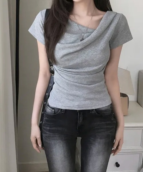 Emilie(エミリー)の「ドレープネック リブ 半袖トップス(Tシャツ/カットソー・レディース・アイボリー/ブラック/グレー/チャコールグレー・FREE)」の14枚目の写真