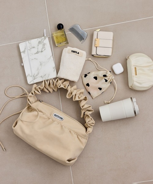 OUTDOOR PRODUCTS(アウトドアプロダクツ)の「【OUTDOOR PRODUCTS】VIS別注 スエード & 合皮 フリル ショルダーバッグ / WEB限定カラー(ショルダーバッグ・レディース・ピンク/ブラック/ベージュ/ブラウン・FREE)」の5枚目の写真