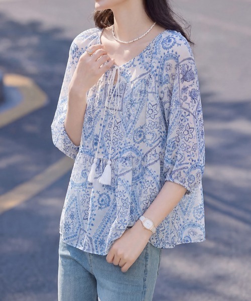 AMAJI（アマジ）の「総柄プリント 5分袖 シフォンブラウス（シャツ/ブラウス・レディース・ライトブルー・MEDIUM/LARGE/X-LARGE）」の2枚目の写真