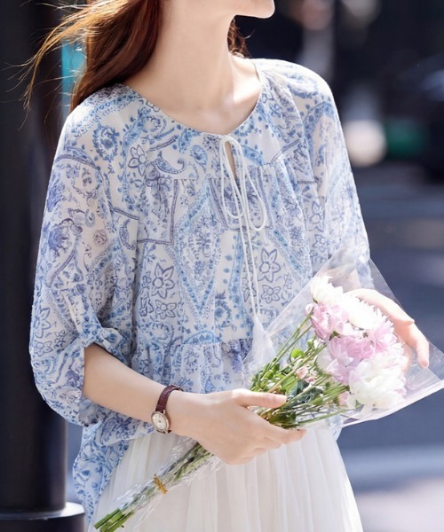AMAJI（アマジ）の「総柄プリント 5分袖 シフォンブラウス（シャツ/ブラウス・レディース・ライトブルー・MEDIUM/LARGE/X-LARGE）」の3枚目の写真