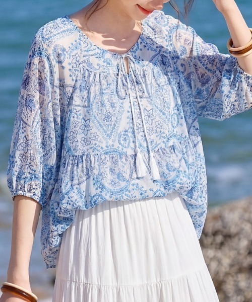 AMAJI（アマジ）の「総柄プリント 5分袖 シフォンブラウス（シャツ/ブラウス・レディース・ライトブルー・MEDIUM/LARGE/X-LARGE）」の4枚目の写真
