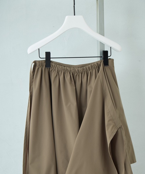 STUDIOUS(ステュディオス)の「【STUDIOUS/ステュディオス】Asymmetry Wrap Layer Skirt/アシンメトリーラップレイヤースカート/ウォッシャブル/オフィスカジュアル(スカート・レディース・カーキ/ブラック・FREE)」の15枚目の写真