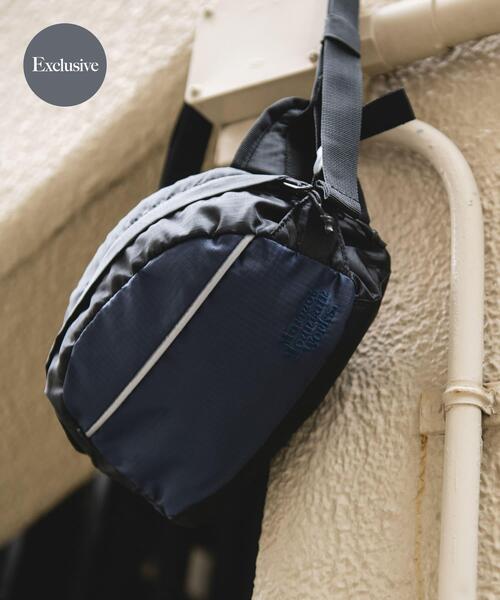 MARMOT(マーモット)の「『別注』Marmot×DOORS BODY BAG(ボディバッグ/ウエストポーチ・メンズ・ブラック/ネイビー・ONE)」の1枚目の写真