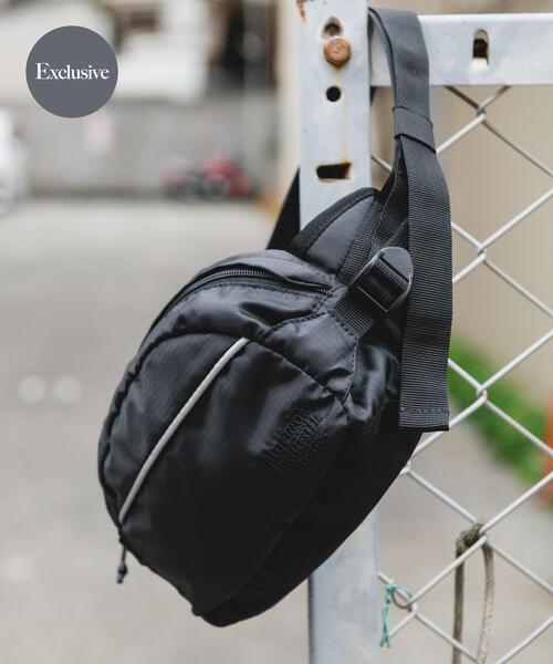 MARMOT(マーモット)の「『別注』Marmot×DOORS BODY BAG(ボディバッグ/ウエストポーチ・メンズ・ブラック/ネイビー・ONE)」の2枚目の写真