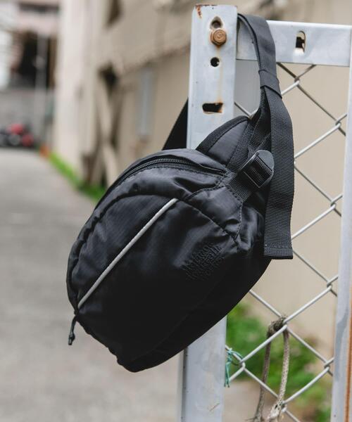 MARMOT(マーモット)の「『別注』Marmot×DOORS BODY BAG(ボディバッグ/ウエストポーチ・メンズ・ブラック/ネイビー・ONE)」の3枚目の写真