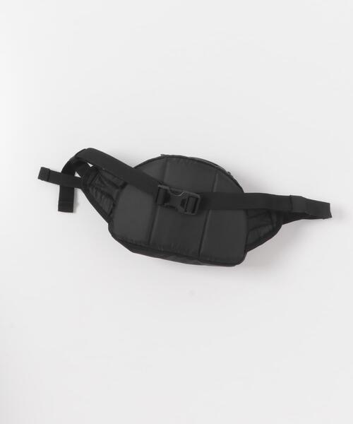 MARMOT(マーモット)の「『別注』Marmot×DOORS BODY BAG(ボディバッグ/ウエストポーチ・メンズ・ブラック/ネイビー・ONE)」の5枚目の写真