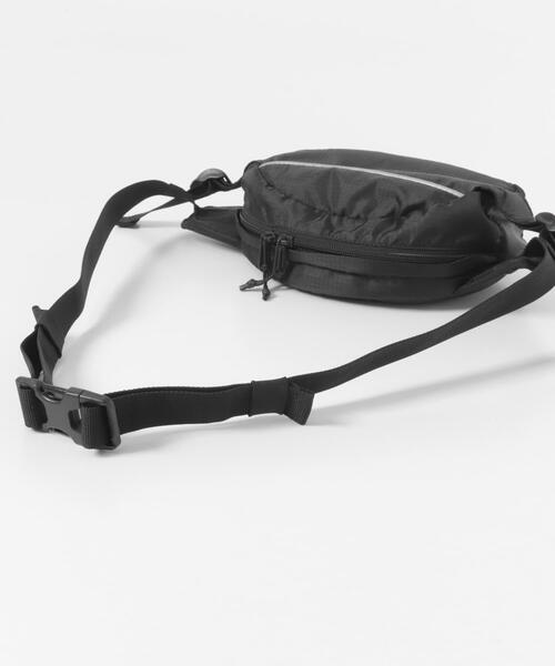 MARMOT(マーモット)の「『別注』Marmot×DOORS BODY BAG(ボディバッグ/ウエストポーチ・メンズ・ブラック/ネイビー・ONE)」の7枚目の写真