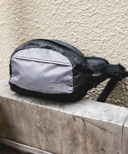 MARMOT(マーモット)の「『別注』Marmot×DOORS BODY BAG(ボディバッグ/ウエストポーチ・メンズ・ブラック/ネイビー・ONE)」の14枚目の写真