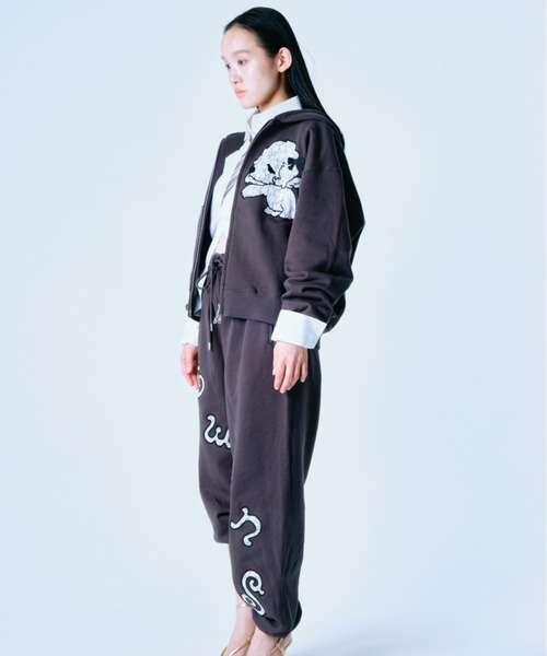 twins（nemne store）（ツインズ）の「Lace twins logo sweat pants（スウェットパンツ・レディース・チャコール/グレー系・SMALL/MEDIUM）」の4枚目の写真