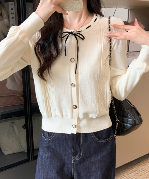 AMAJI(アマジ)の「クルーネック フロントリボン ニットトップス(ニット/セーター・レディース・ベージュ/ブラック/ホワイト・FREE)」の3枚目の写真