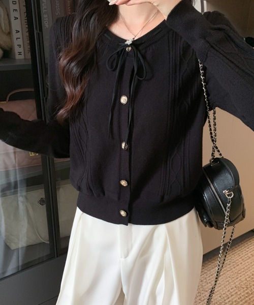 AMAJI(アマジ)の「クルーネック フロントリボン ニットトップス(ニット/セーター・レディース・ベージュ/ブラック/ホワイト・FREE)」の2枚目の写真