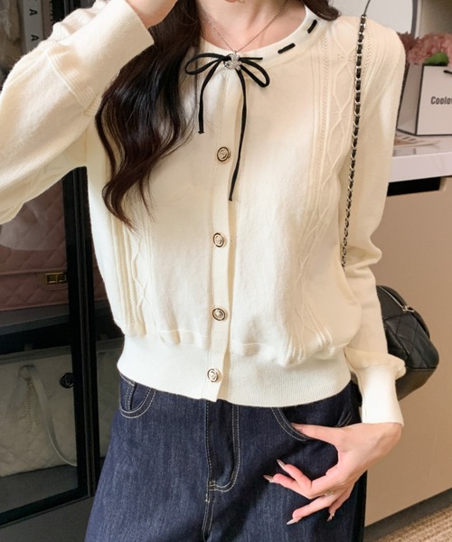 AMAJI(アマジ)の「クルーネック フロントリボン ニットトップス(ニット/セーター・レディース・ベージュ/ブラック/ホワイト・FREE)」の4枚目の写真