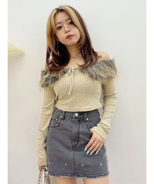 EVRIS(エヴリス)の「フェイクファードッキングオフショルトップス 秋服(Tシャツ/カットソー・レディース・ベージュ/ホワイト/ブラック・FREE)」の3枚目の写真
