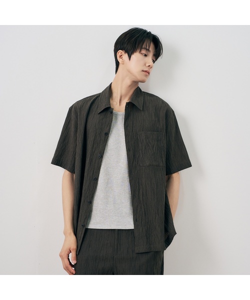 MINDBRIDGE（マインドブリッジ）の「[COUTURE]クリースオーバーサイズ半袖プリーツシャツ - 2カラー（シャツ/ブラウス・メンズ・ブラック/カーキ・95/100/105/110）」の2枚目の写真