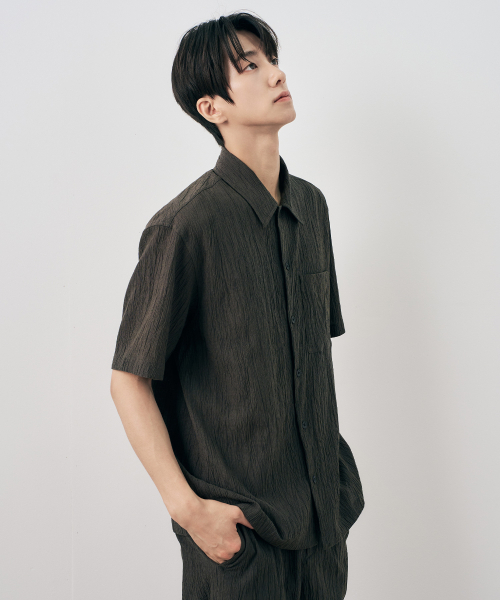 MINDBRIDGE（マインドブリッジ）の「[COUTURE]クリースオーバーサイズ半袖プリーツシャツ - 2カラー（シャツ/ブラウス・メンズ・ブラック/カーキ・95/100/105/110）」の4枚目の写真